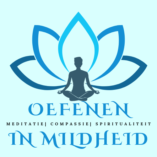 Logo voor Oefenen in Mildheid, met lotusbloem op de achtergrond en mediterend figuur op de voorgrond voor een website met cursussen in meditatie, zelfcompassie en spiritualiteit.
